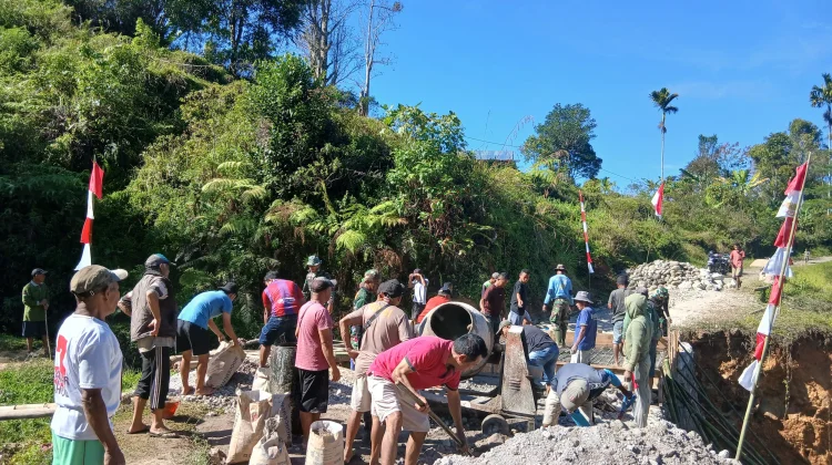 TNI dan Warga Gotong Royong Percepat Pengecoran Lantai Jembatan Garuda di Cibal