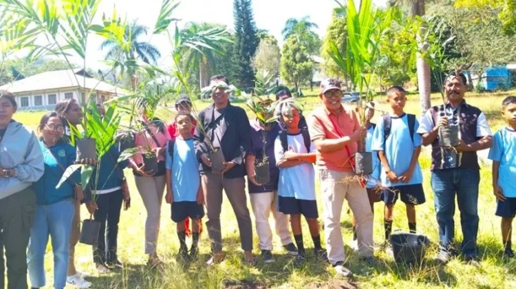Kemenag Ende Tanam 45 Pohon, Perkuat Gerakan Ekoteologi