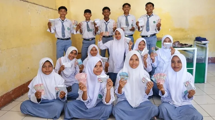 63 Murid MAN Flores Timur Terima Bantuan PIP untuk Kebutuhan Pendidikan