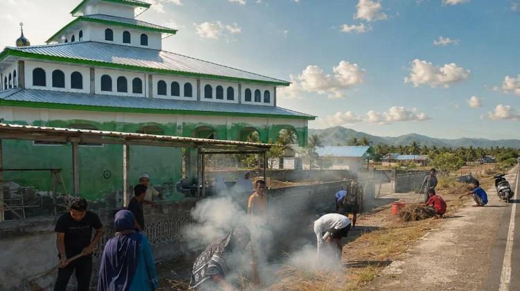 ASN Kemenag Nagekeo Bersama Masyarakat Bersihkan Masjid