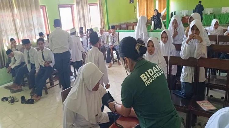 Puluhan Murid MTsN Manggarai Dapat Layanan Pemeriksaan dan Edukasi Kesehatan
