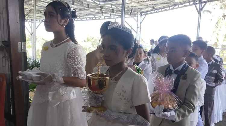42 Anak Nanganesa Terima Komuni Pertama Penuh Sukacita