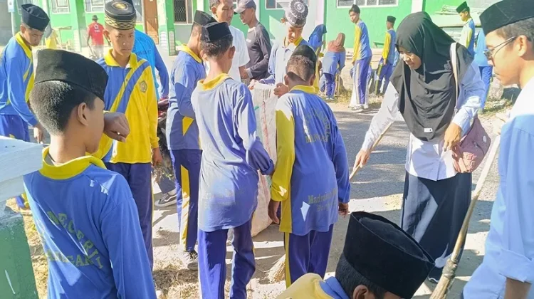 Sambut HUT ke-81 RI, MTsN Manggarai Gelar Bakti Sosial di Masjid Nurul Huda Reo