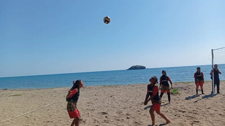 Lomba Bola Voli Pantai Ramaikan Festival Komodo Riung