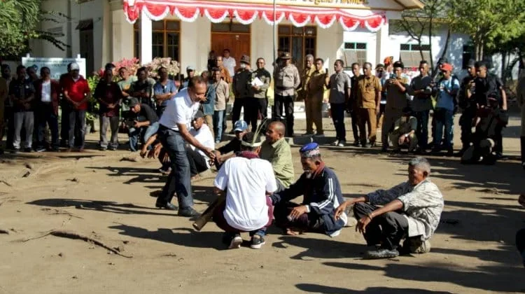 Ritual Bau Lolon Satukan Bele-Lewonara, Wakapolda NTT Dorong Damai Bersama
