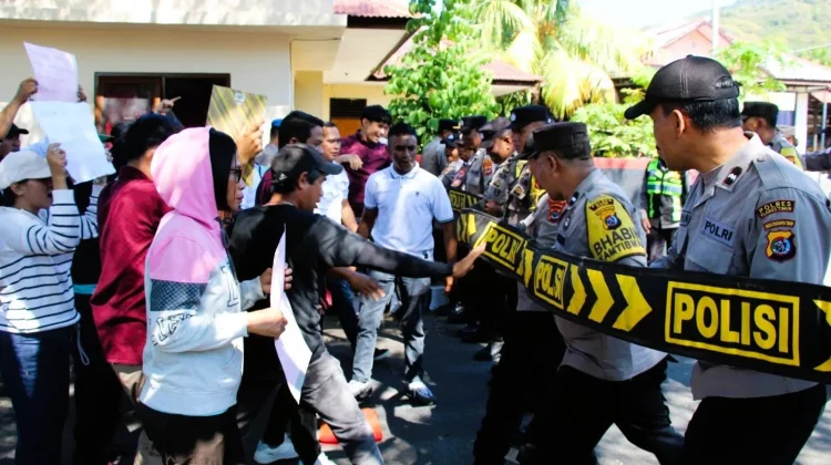 Asah Kesiapsiagaan, Polres Flores Timur Simulasikan Sispam Mako dan Dalmas