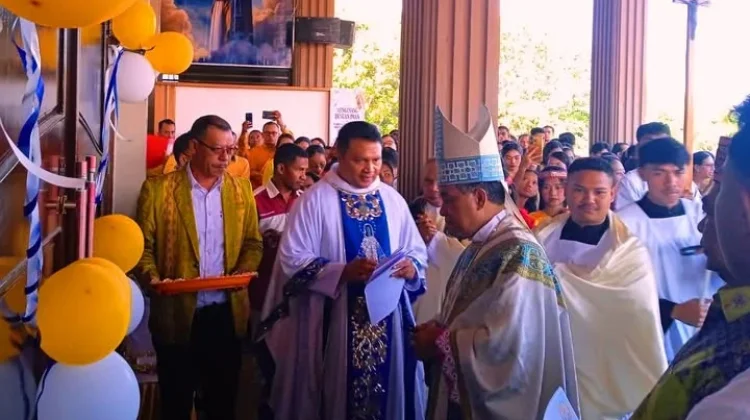 Uskup Ruteng Resmikan dan tahbiskan Gereja Paroki St. Gregorius Borong