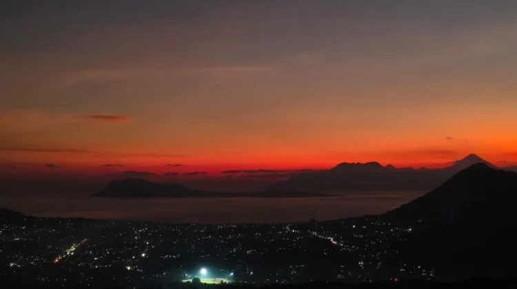 Sunset Puncak Ndona Menghidupkan Ekonomi Warga