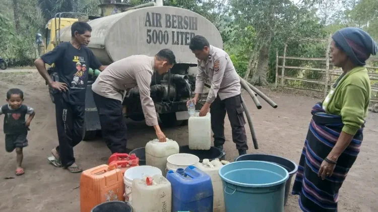 Polres Ngada Salurkan Air Bersih Bagi Warga Desa Bopoma