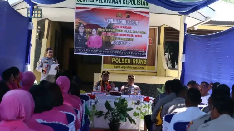 Kapolres Ngada Kunjungi Polsek Riung, Tekankan Disiplin dan Profesionalisme