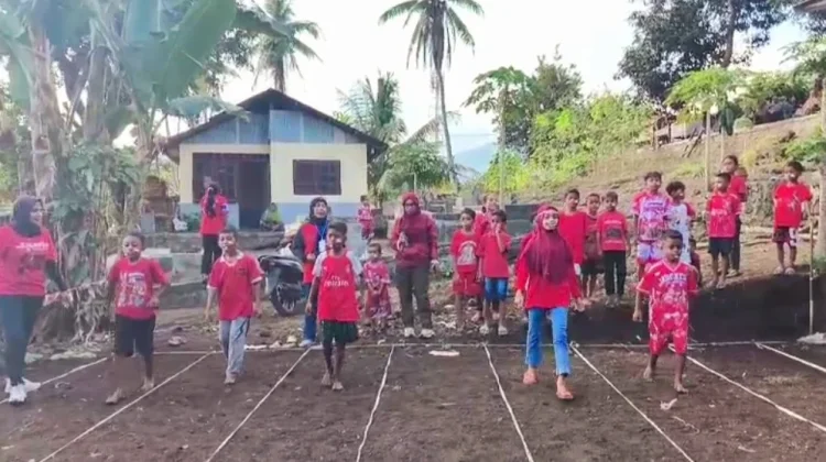 Peserta Cilik Adu Keseimbangan dalam Lomba Gigit Sendok