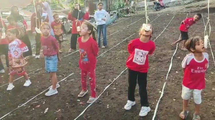 Aksi Seru Anak-Anak Warnai Lomba Makan Kerupuk Sambut HUT RI