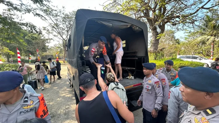 Gempa Guncang Manggarai Barat, Brimob Evakuasi WNA Terluka ke RS Siloam