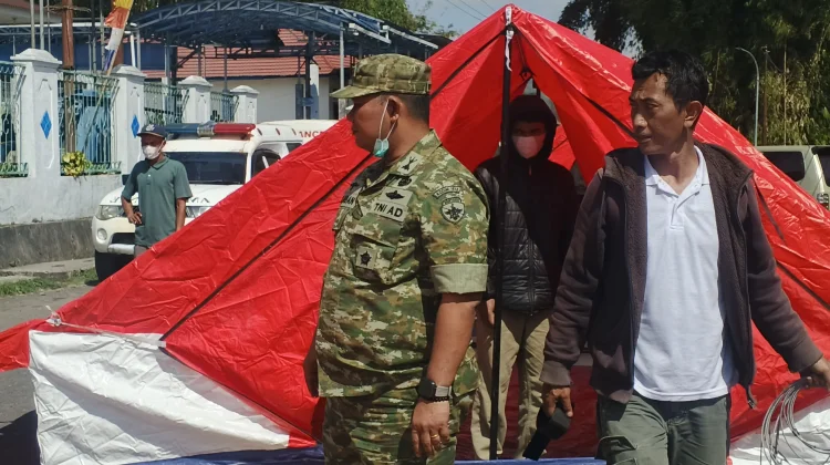 Reaksi Cepat Kodim Manggarai Bantu Dirikan Posko Darurat Pasien di RS Ben Mboi