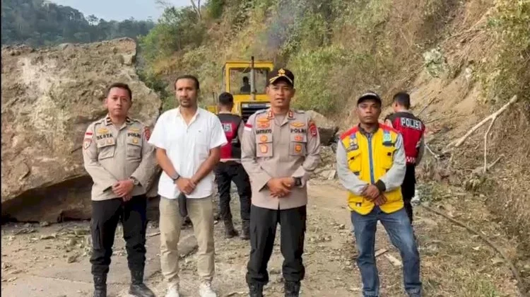 Kapolres Manggarai Timur Tembus Jalur Longsor, Cek Pengungsi Gempa