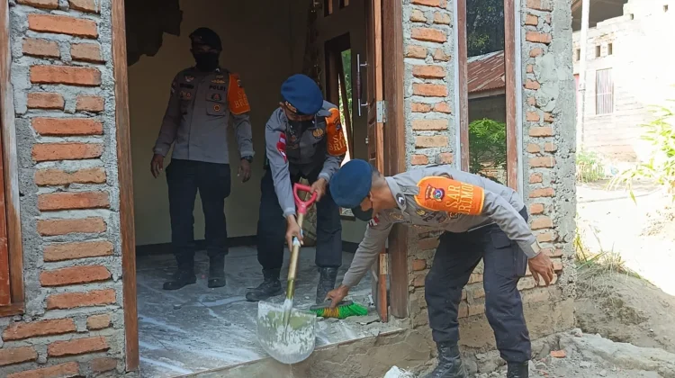 Polres Ende, Brimob Bantu Warga Bersihkan Puing Gempa di Lokoboko