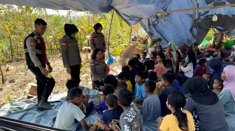 Polwan Manggarai Timur Dampingi Anak Korban Gempa di Tenda Pengungsi