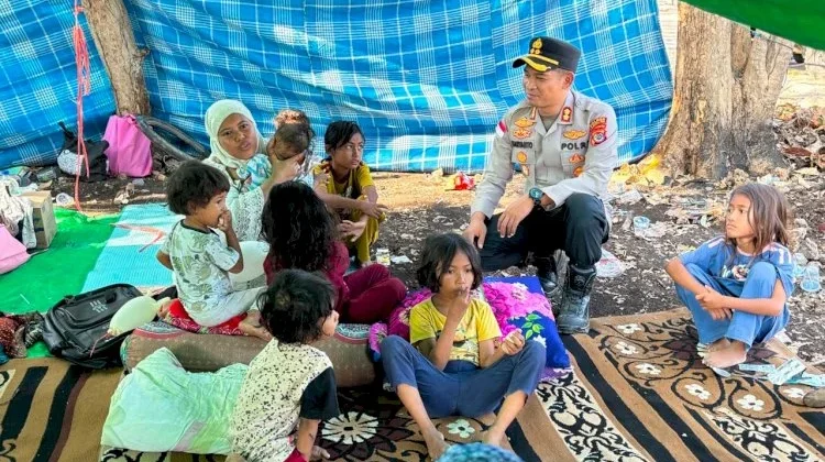 Kapolres Manggarai Timur Salurkan Bansos Warga Terdampak Gempa
