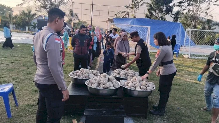 Polres Manggarai Timur Bagi Makanan untuk Pengungsi Pascagempa Gempa