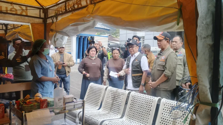 Menko PMK dan BNPB RI Kunjungi Posko Pasien di RSUD Ben Mboi Ruteng