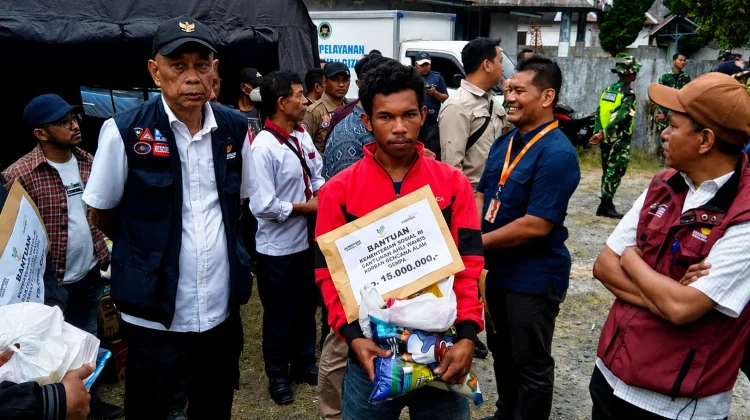 Wamensos Serahkan Santunan dan Bantuan Korban Gempa di Manggarai