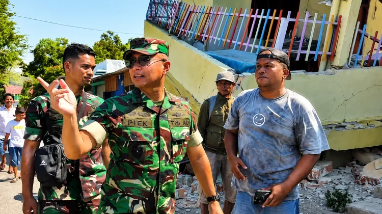 Pangdam IX/Udayana Serahkan Bantuan dan Tinjau Rumah Warga yang Rusak di Reo