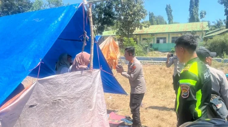 Kapolres Manggarai Tinjau Pengungsi Reok, Salurkan Bantuan dan Cek Infrastruktur