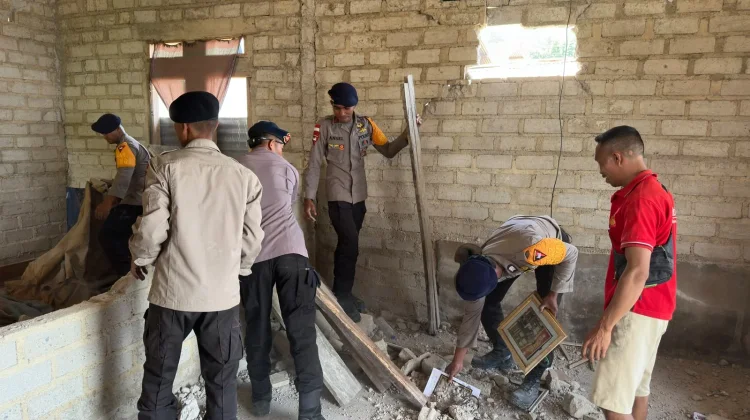 Brimob Ruteng Evakuasi dan Bersihkan Puing Rumah Warga yang Rusak Akibat Gempa