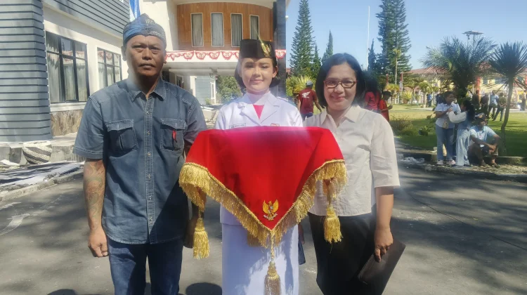 Tegap dan Anggun, Langkah Maria Marisa Wong Pembawa Baki Merah Putih di Natas Labar