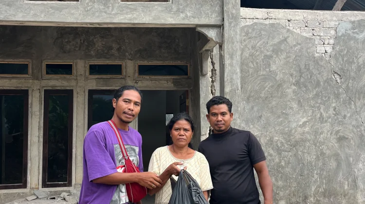Pokdarwis Liang Bua Salurkan Bantuan Sembako kepada 27 Warga di Golo Manuk