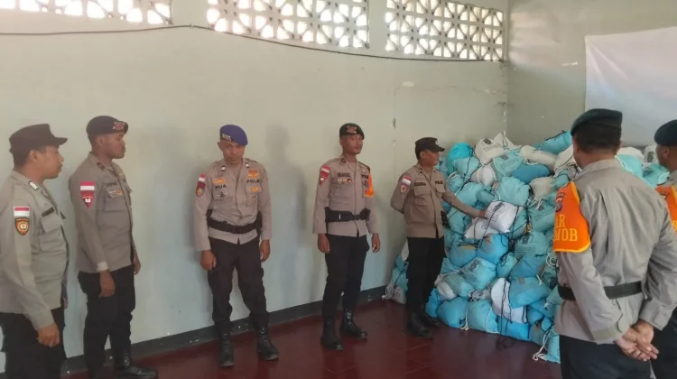 TNI-Polri dan Forkopimda Ende Salurkan 725 Paket Bansos Presiden