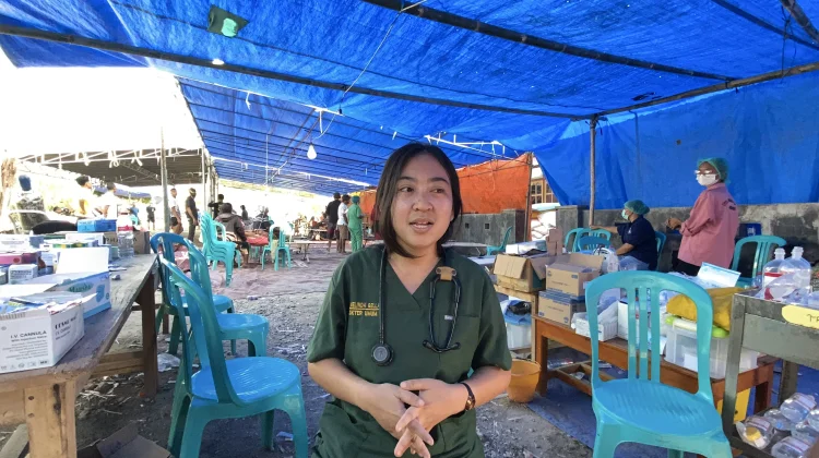 Satu Dokter, Ratusan Korban, dan Stetoskop di Tengah Bencana Gempa NTT