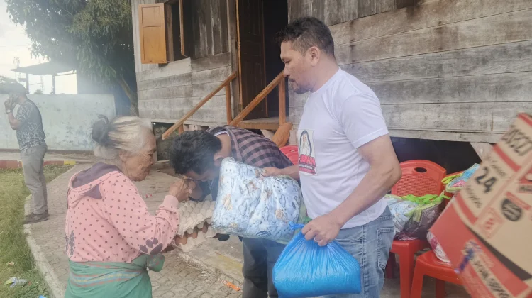 Kado HUT ke-81 RI, Relawan K-Gibran Salurkan Bantuan bagi Korban Gempa di Manggarai