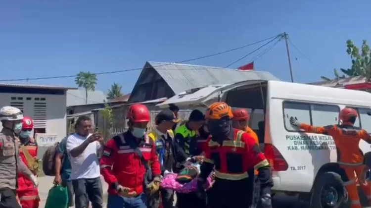 Kabasarnas Evakuasi Tiga Korban Gempa M 7,7 di Manggarai Timur