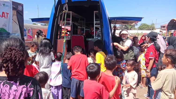 Trauma Healing Bantu Anak Pengungsi Gempa Sikka