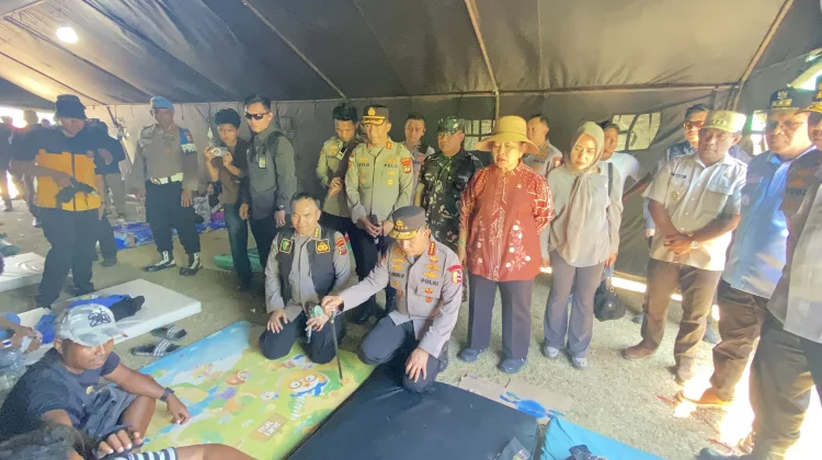 Kapolri Tinjau Pengungsi Gempa di Manggarai, 27.700 Warga Mengungsi
