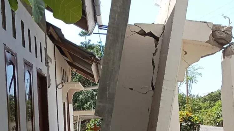 Ketika Rumah Runtuh, Warga Teka Iku Menjaga Harapan Tetap Berdiri