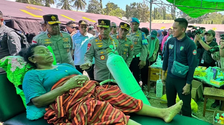 Polri Perkuat Penanganan, Kapolri Tinjau Warga Terdampak Gempa NTT