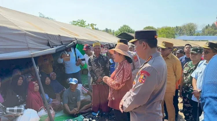 Kapolri Serahkan Bantuan untuk Pengungsi Gempa di Ronting Manggarai Timur