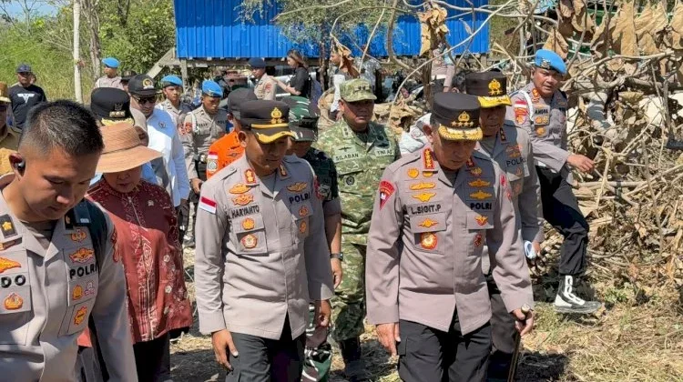 Kapolri dan Ketua Komisi IV DPR RI Tinjau Pengungsi di Ronting