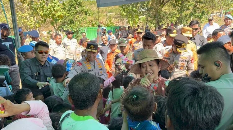 Kapolri Bawa Harapan untuk Anak-Anak Pengungsi Gempa Lamba Leda Utara