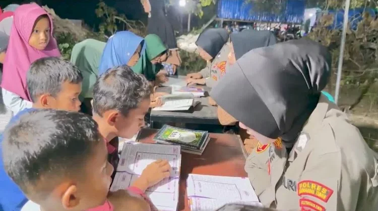 Polwan Polres Matim Temani Anak Pengungsi Mengaji Ditengah Situasi Bencana