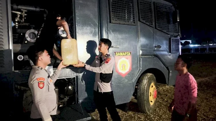 Polres Sikka Kerahkan Water Cannon Bantu Pengungsi