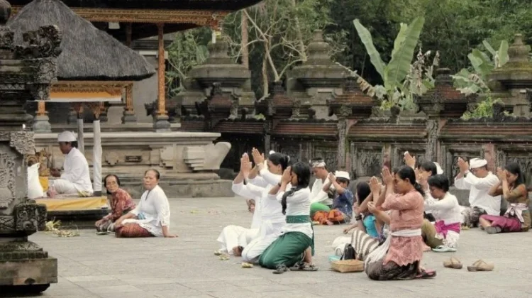 Karmaphala dalam Kehidupan Bermasyarakat Menjadi Refleksi dalam Ajaran Hindu