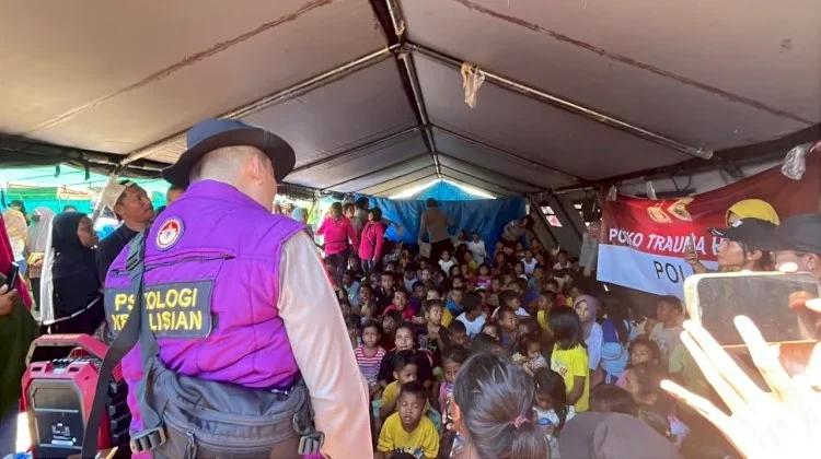 Polwan Polres Manggarai dan Tim Psikolog Polda NTB Beri Trauma Healing untuk Anak