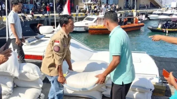 Sasar Korban Gempa Wilayah Pesisir Utara, Pemkab Mabar Salurkan Bantuan Lewat Laut