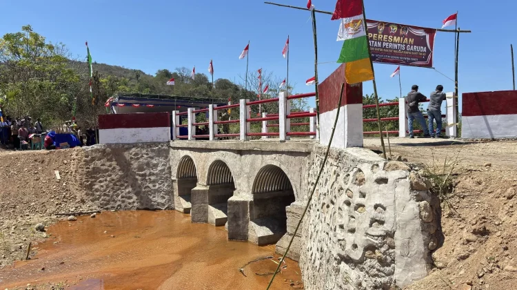 Jembatan Garuda Permudah Akses Warga ke Kebun Sekolah dan Layanan Publik