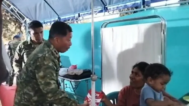 KASAD Salurkan Bantuan untuk Pengungsi Maukaro-Wewaria