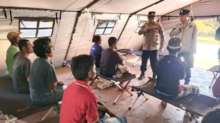 Polres Ngada Dampingi Pengungsi Pulihkan Trauma Gempa