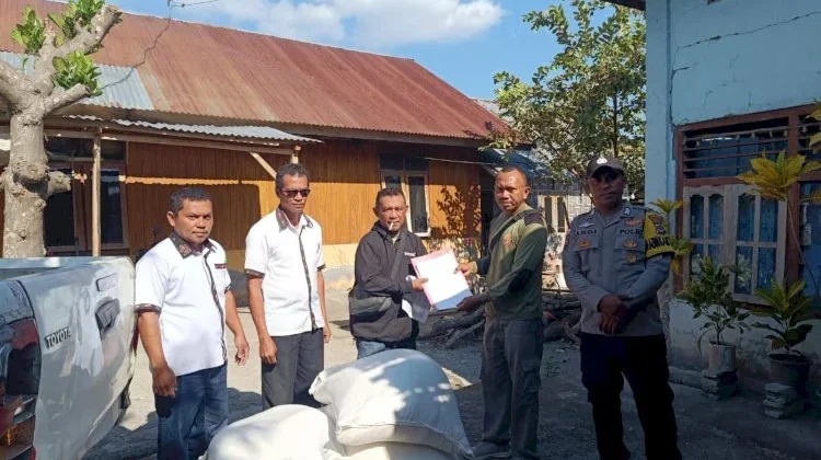 Bhabinkamtibmas Kawal Penyaluran Beras Bantuan untuk Korban Gempa di Borong